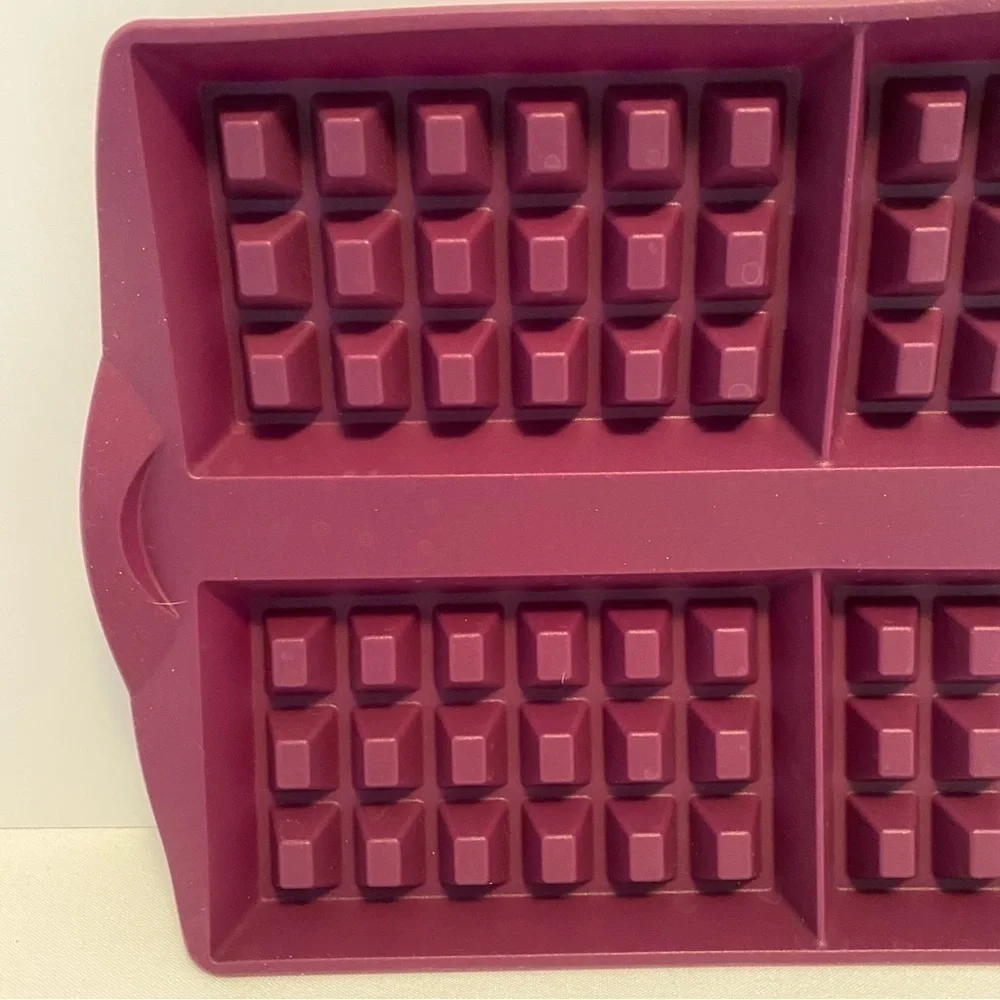 Tupperware Silicone Waffle Form Pan